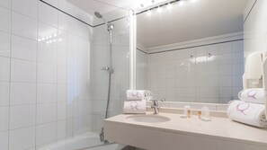 Chambre Twin Supérieure | Badezimmer | Kostenlose Toilettenartikel, Haartrockner, Handtücher