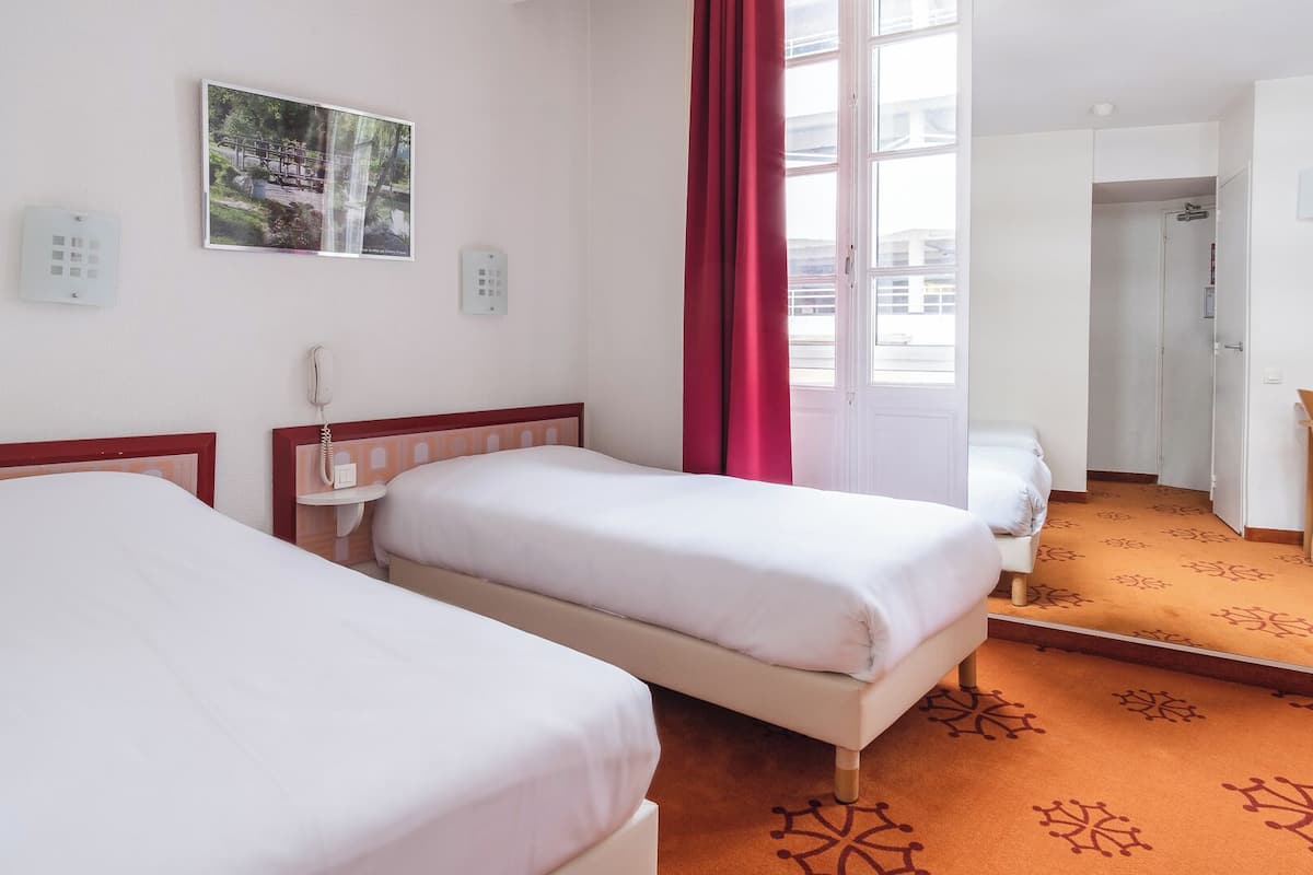 Chambre Twin Supérieure | Schreibtisch, laptopgeeigneter Arbeitsplatz, schallisolierte Zimmer