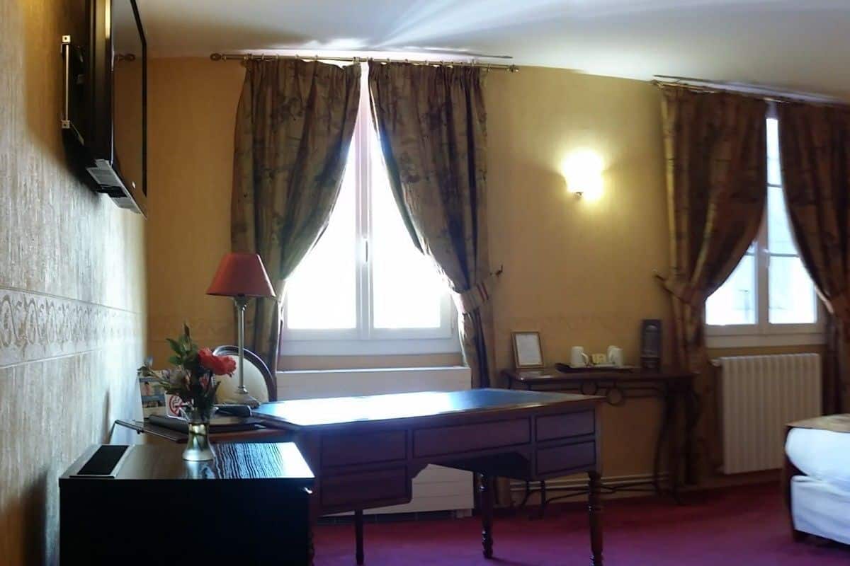 Luxe kamer (2 personnes) | Een minibar, een kluis op de kamer, een bureau, geluiddichte muren
