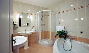 Luxury Room (2 personnes) | Bathroom | Shower, free toiletries, hair dryer, towels