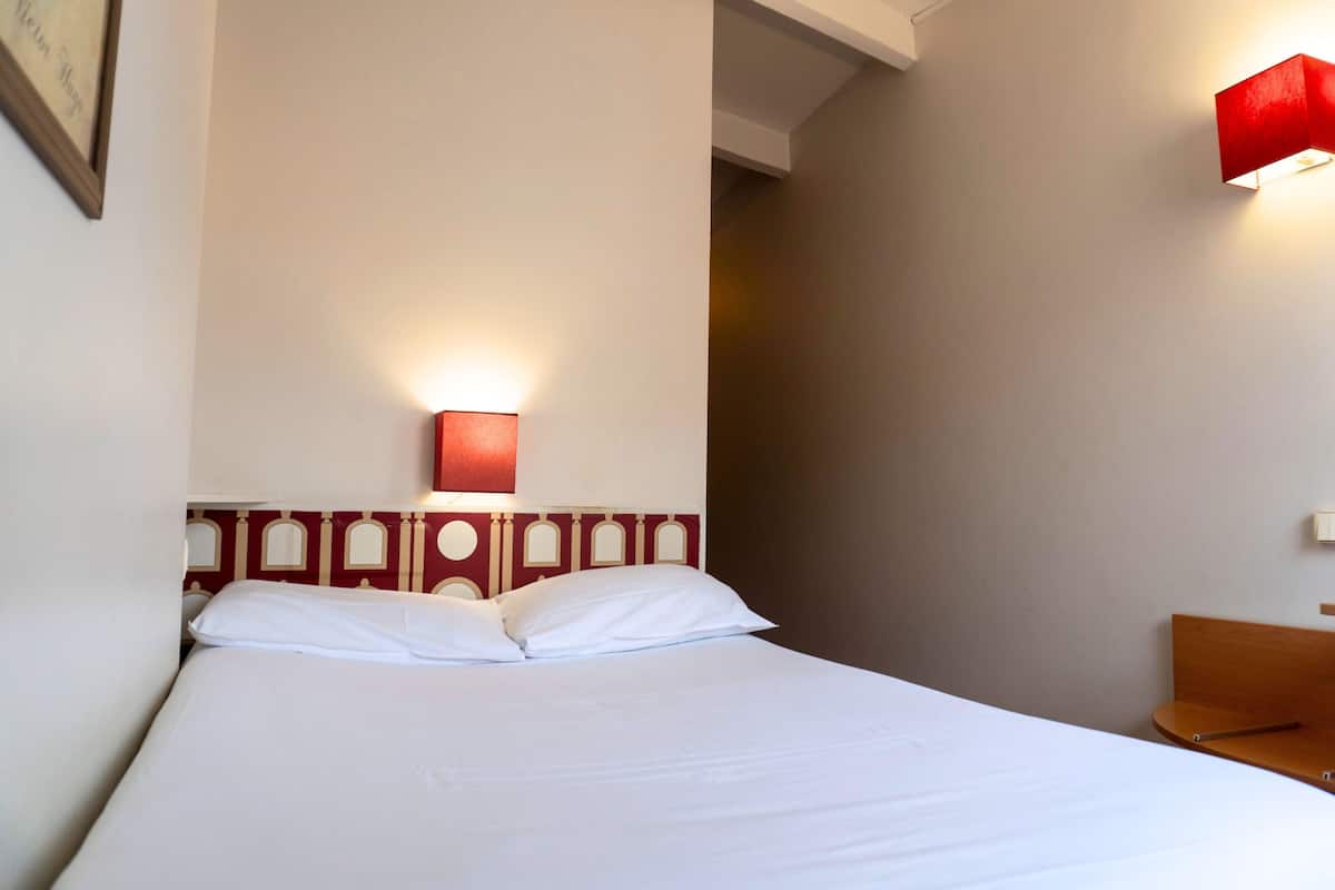 Standard Double Room | Desk, laptop workspace, soundproofing, iron/ironing board