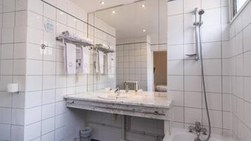 Chambre Double Supérieure | Salle de bain | Articles de toilette gratuits, sèche-cheveux, bidet, serviettes fournies
