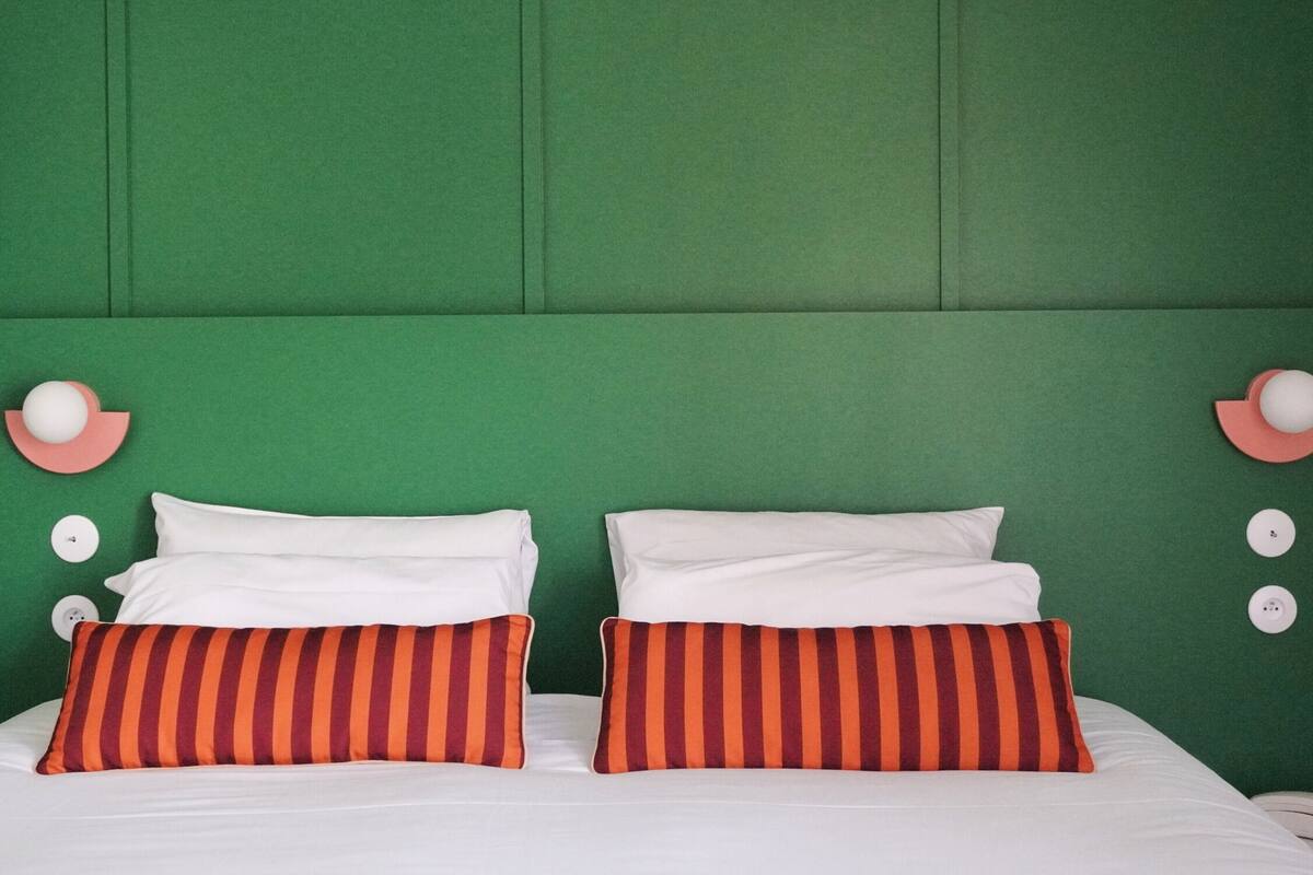 Dobbeltrom – deluxe | Skrivebord, skrivebord for bærbar PC, lydisolert og strykejern/-brett