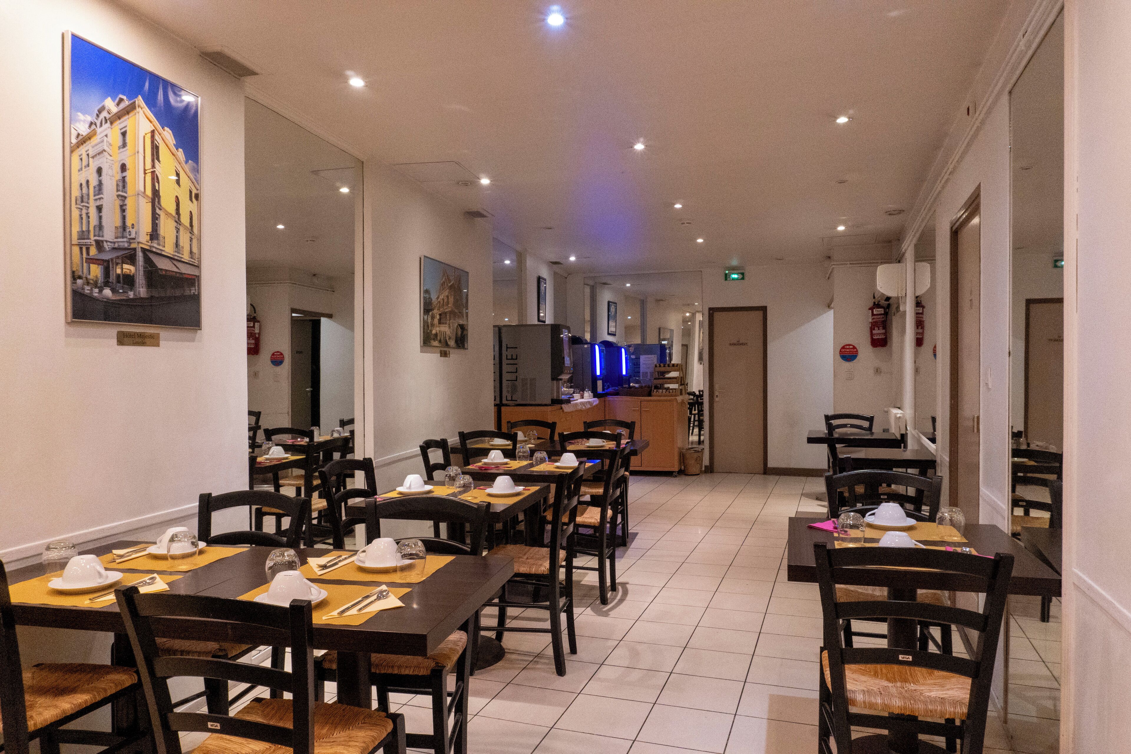 每日供應吃到飽早餐 (每人 EUR8)