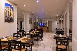 Se ofrece un desayuno bufé (8 EUR por persona)