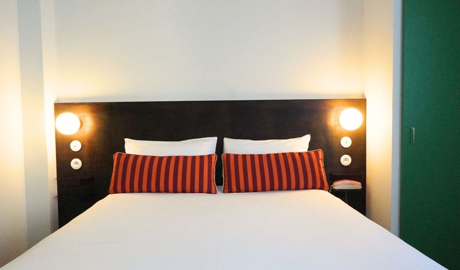 Dobbeltrom – comfort | Skrivebord, skrivebord for bærbar PC, lydisolert og strykejern/-brett