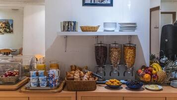 Desayuno buffet diario (EUR 8 por persona)