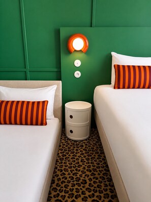 Doppia Comfort | Biancheria da letto di alta qualità, una scrivania, postazione laptop