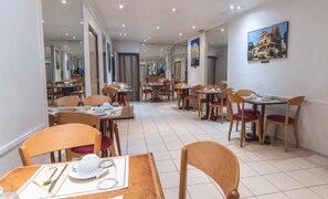 Daily buffet breakfast (EUR 8 per person) - Ours Blanc - Place Victor Hugo (Toulouse)