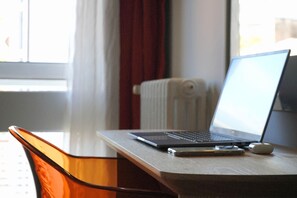 Skrivebord, skrivebord for bærbar PC, lydisolert og strykejern/-brett