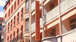 A multi-story hotel building with a prominent sign reading 'HOTEL LE MODERNE.' - Hôtel Le Moderne (Toulouse)