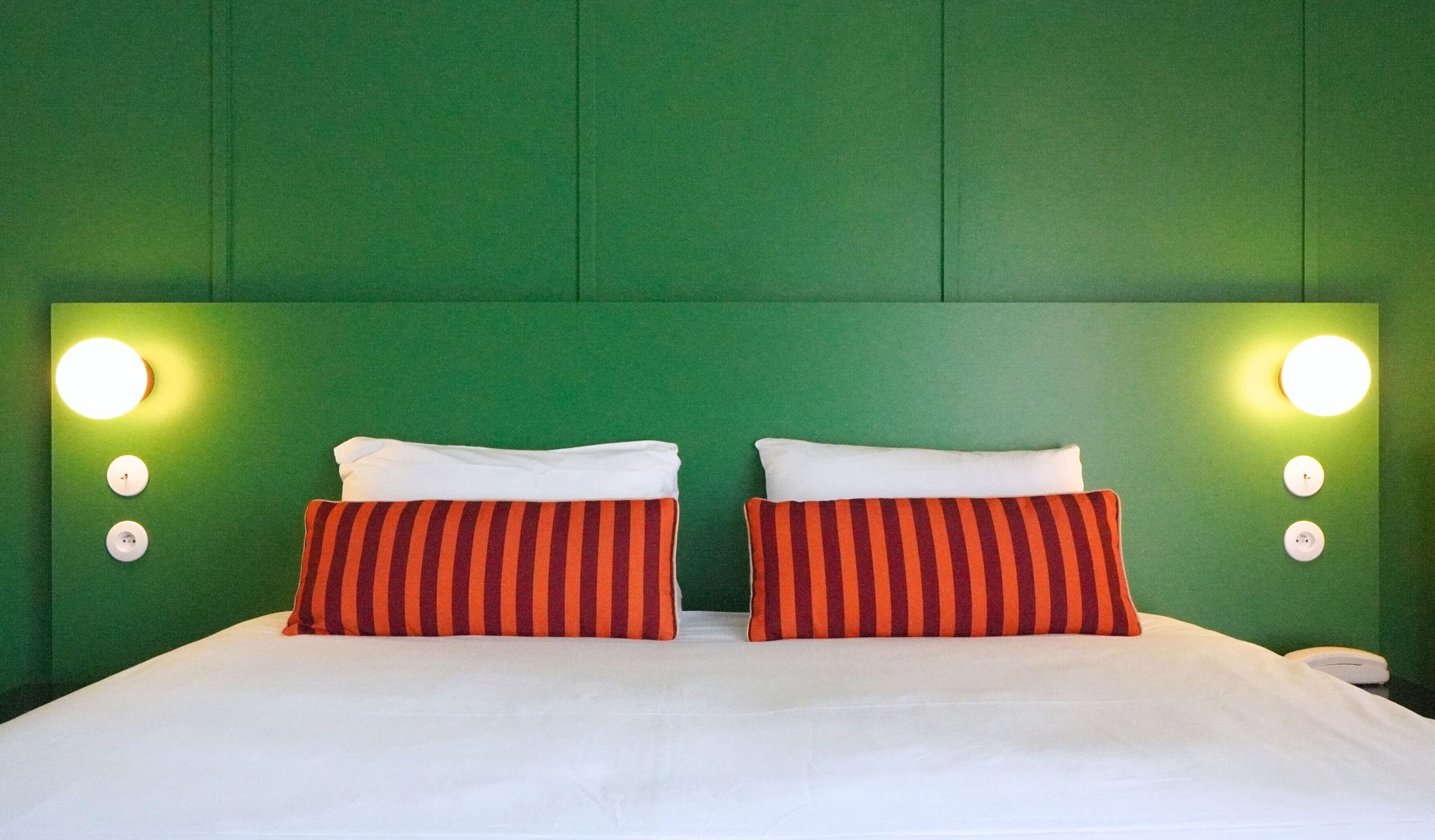 Dobbeltrom – superior | Skrivebord, skrivebord for bærbar PC, lydisolert og strykejern/-brett