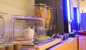 Petit déjeuner buffet servi tous les jours en supplément