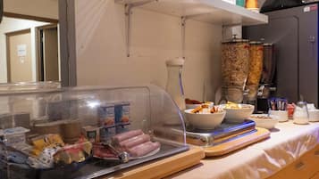Se ofrece un desayuno bufé (8 EUR por persona)