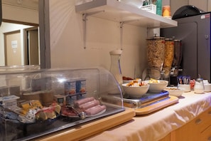 Tägliches Frühstücksbuffet (8 EUR pro Person)