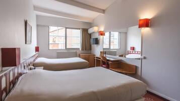 Quadruple Room | Desk, soundproofing, iron/ironing board, free WiFi