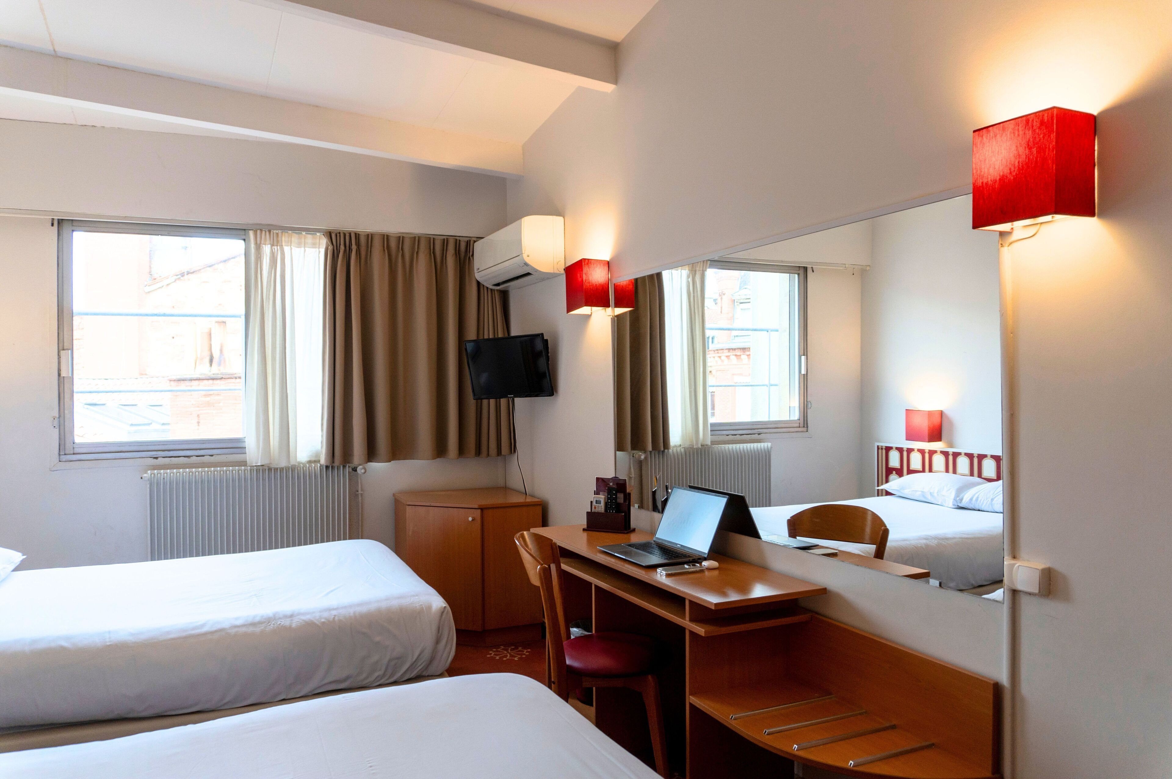 四人房 | 書桌、筆電工作空間、隔音、熨斗/熨衣板