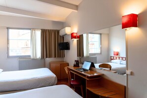 Habitación cuádruple | Escritorio y espacio para trabajar con un portátil