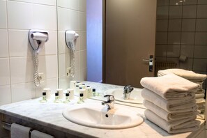 Firemannsrom | Bad | Toalettartikler (inkludert), hårføner, bidé og håndklær