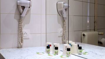 Habitación triple | Baño | Artículos de higiene personal gratuitos, secador de pelo, bidé y toallas