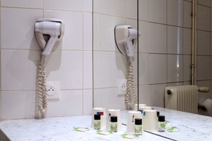 Kolmen hengen huone | Kylpyhuone | Ilmaiset hygieniatuotteet, hiustenkuivaaja, bidee, pyyhkeet