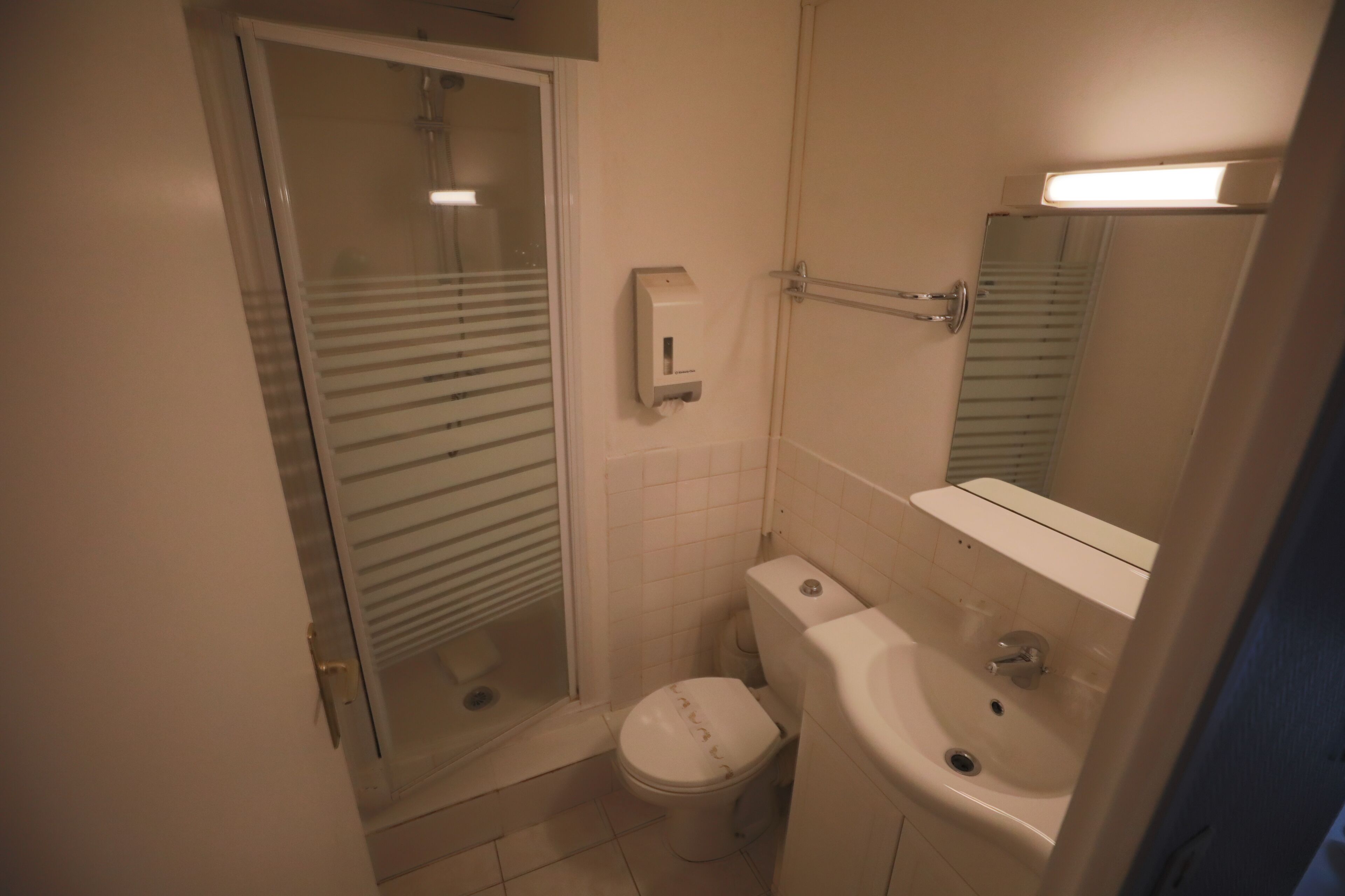 classic single room, non smoking | bathroom | hair dryer, towels, soap, shampoo