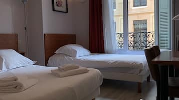 Chambre Triple, plusieurs lits, non-fumeurs | Bureau, chambres insonorisées, fer et planche à repasser, Wi-Fi