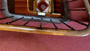 A spiral staircase with red carpeted steps and a metal railing. - Wilson Square (Toulouse)