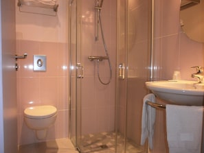 Double Room | Bathroom | Shower, free toiletries, hair dryer, towels