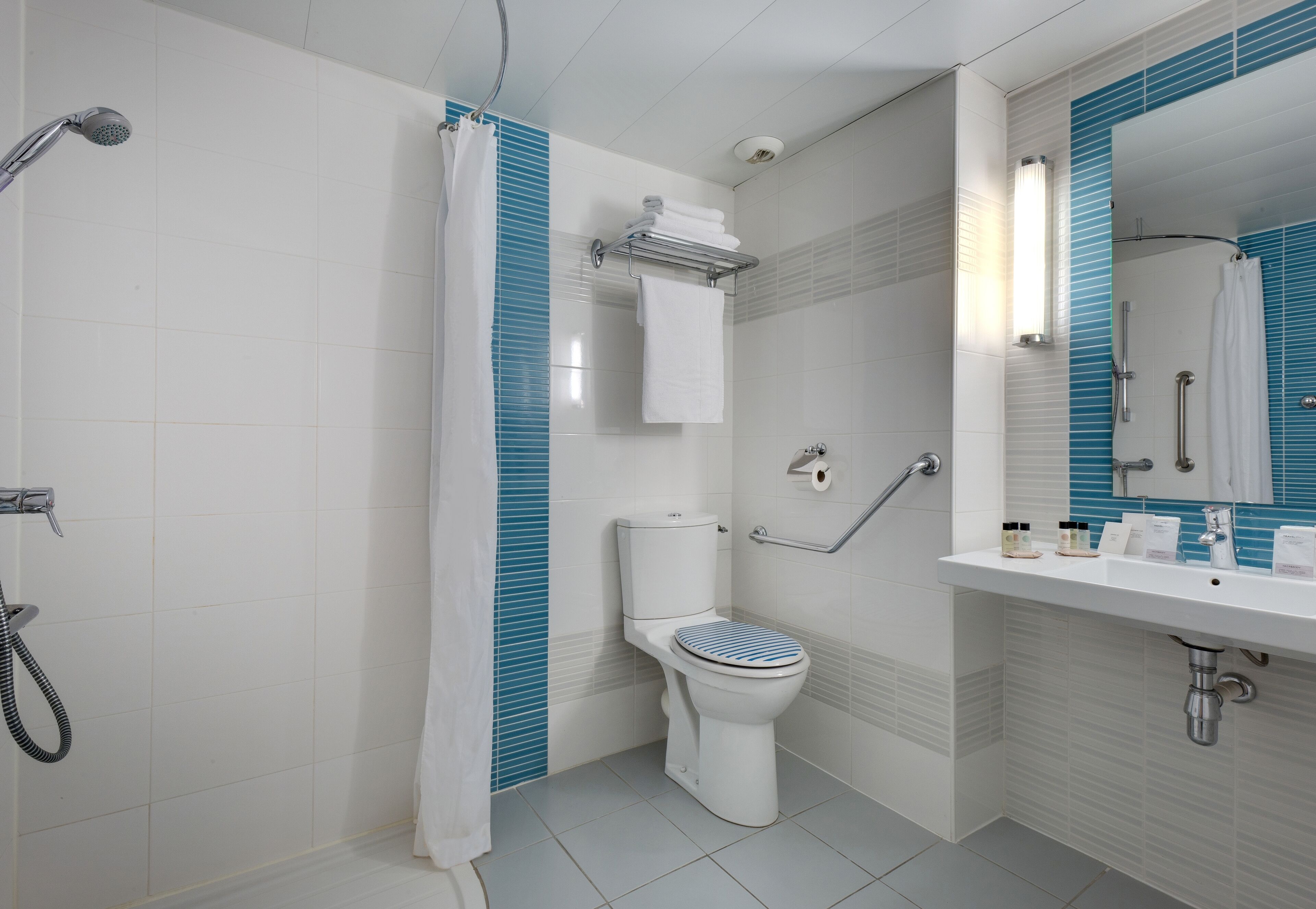 chambre double ou twin pmr | bathroom | hair dryer, towels