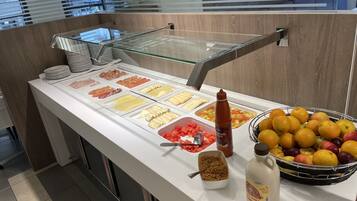 Petit déjeuner buffet (14 EUR par personne)
