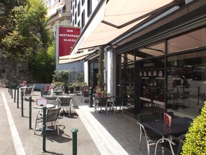 Outdoor dining - Hotel Padoue (Lourdes)