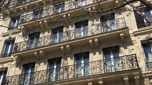 A multi-story building with balconies and a storefront labeled "DEVILLAS". - Hôtel Orphée - Orso hotel (Paris)