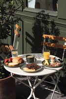 Se ofrece un desayuno bufé (17 EUR por persona)