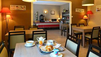 Buffet breakfast on weekdays (EUR 9 per person)