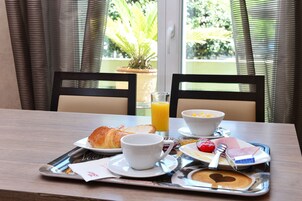 Se ofrece un desayuno bufé entre semana (9 EUR por persona)