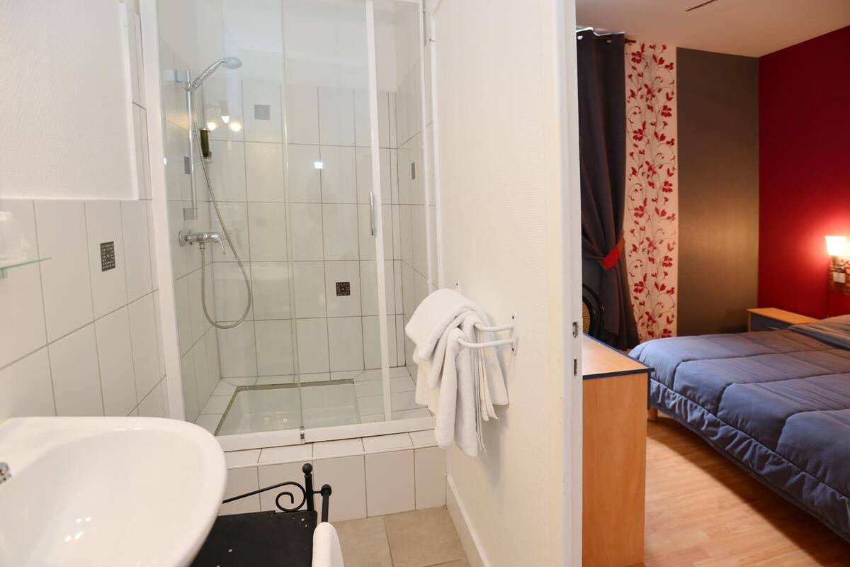 combined shower/bathtub, free toiletries, hair dryer, towels