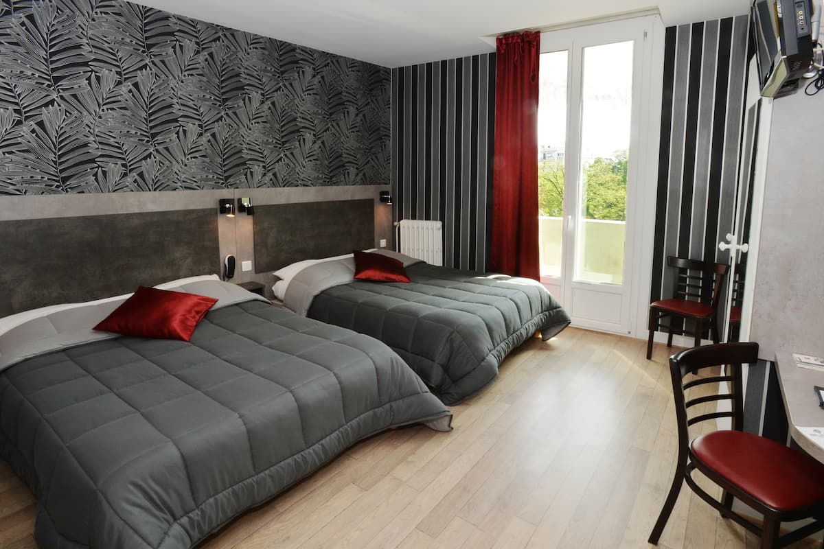 Comfort-Vierbettzimmer, 2 Doppelbetten | 1 Schlafzimmer, individuell dekoriert, Schreibtisch