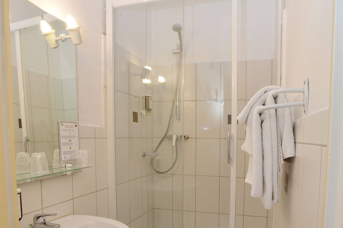 combined shower/bathtub, free toiletries, hair dryer, towels