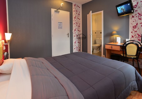 Comfort Double Room, 1 Queen Bed | 1 bedroom, individually decorated, desk, blackout drapes