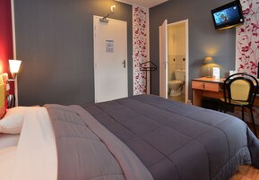 Habitación Confort doble, 1 cama de matrimonio | 1 dormitorio, decoración individual, escritorio y cortinas opacas