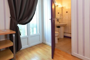 Combined shower/tub, free toiletries, hair dryer, towels