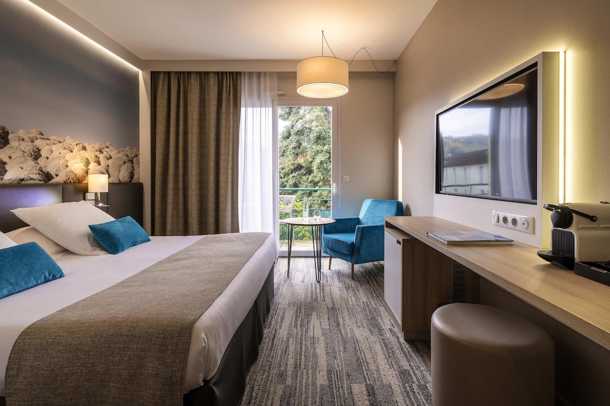 Superior Room, 1 King Bed, Balcony | Minibar, desk, soundproofing, free cribs/infant beds