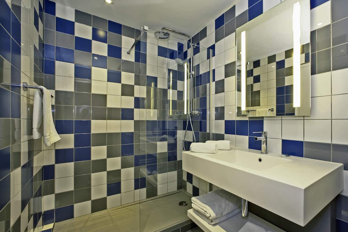 Minibar, desk, soundproofing, free cots/infant beds