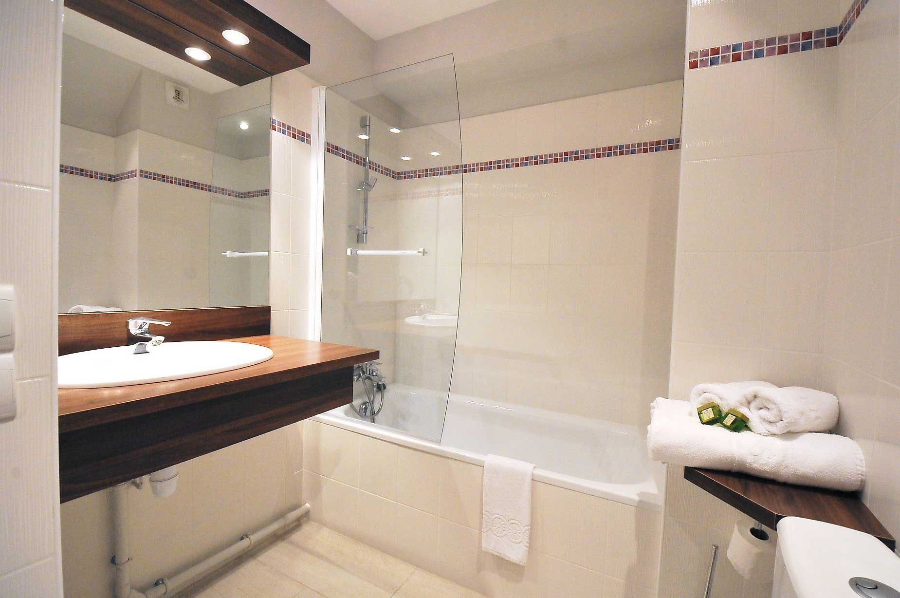 eco-friendly toiletries, hair dryer, towels