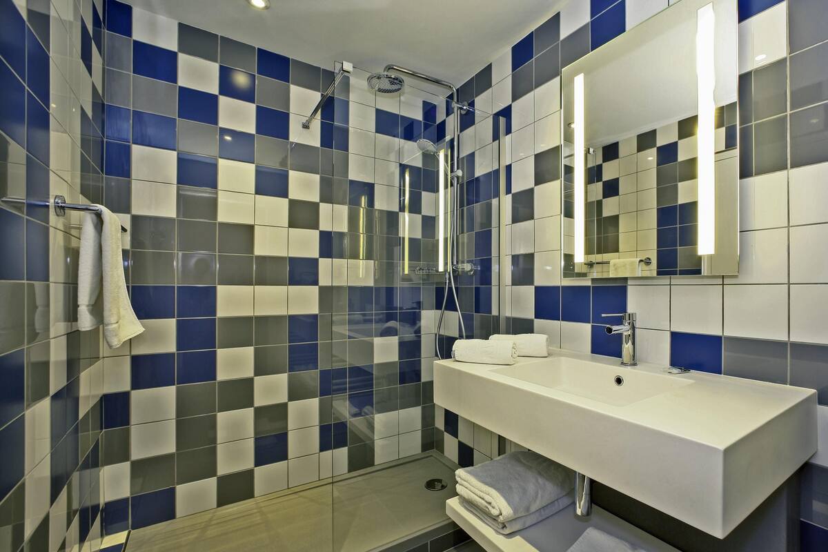 Minibar, desk, soundproofing, free cots/infant beds