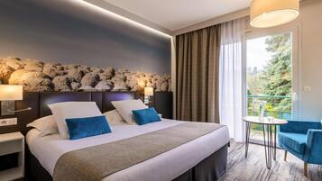 Habitación superior, 1 cama King size, balcón | Minibar, escritorio, insonorización y cunas gratuitas