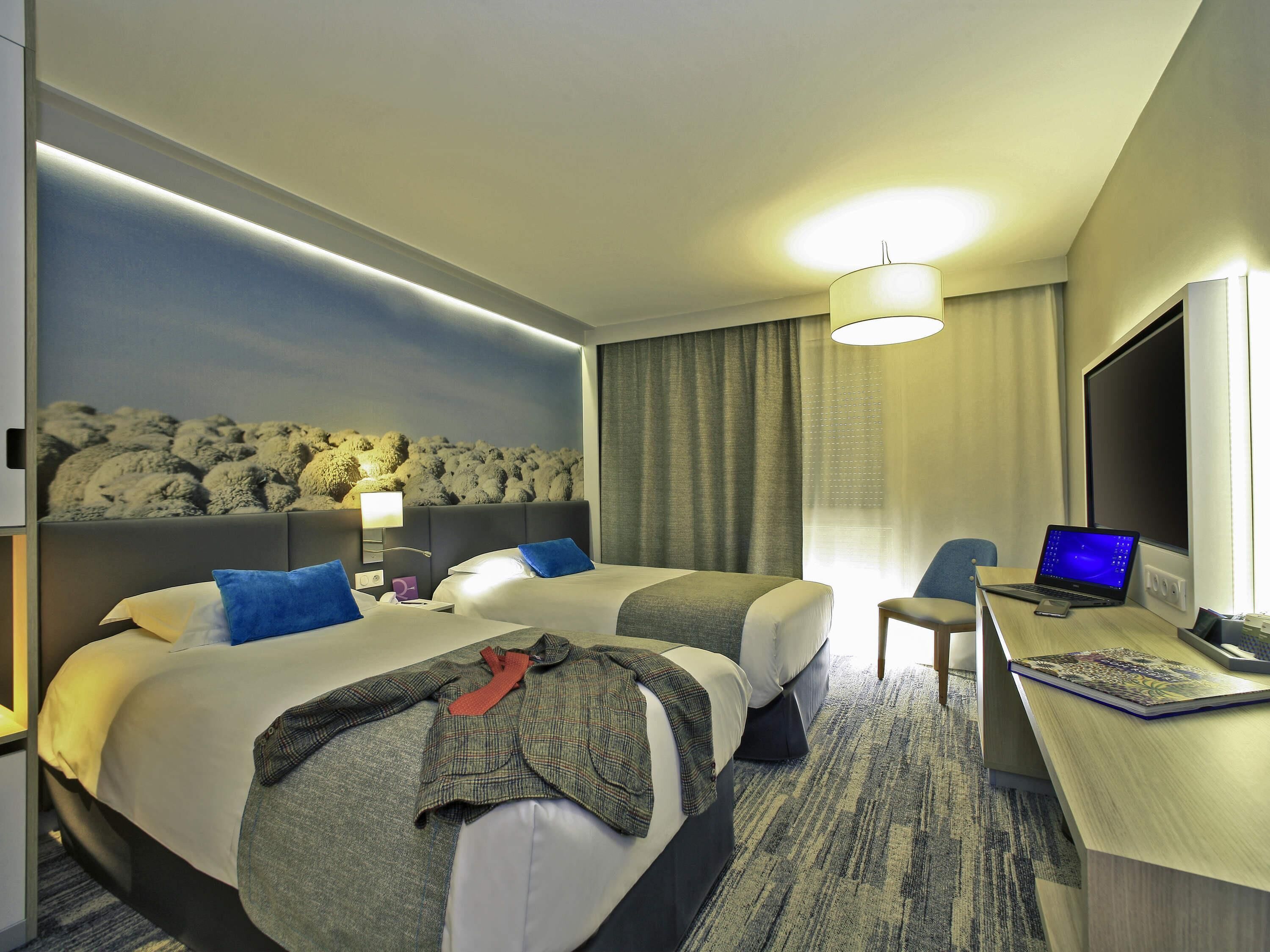 Quarto superior, 2 camas de solteiro | Frigobar, escrivaninha, quartos à prova de som, berços grátis