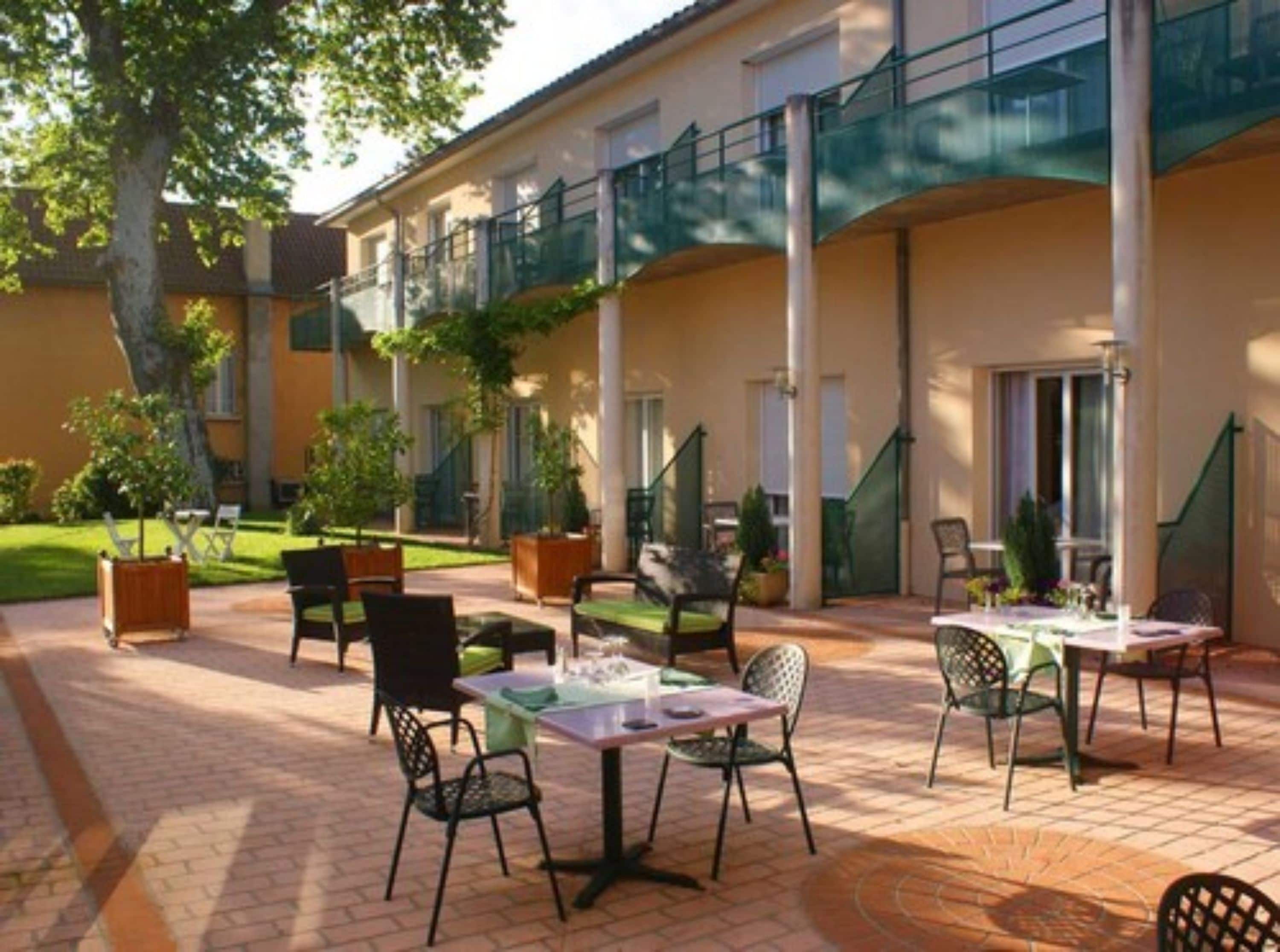 Déjeuner et dîner servis sur place, spécialités Cuisine française