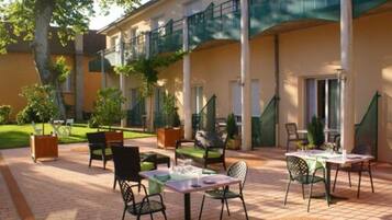 Déjeuner et dîner servis sur place, spécialités Cuisine française